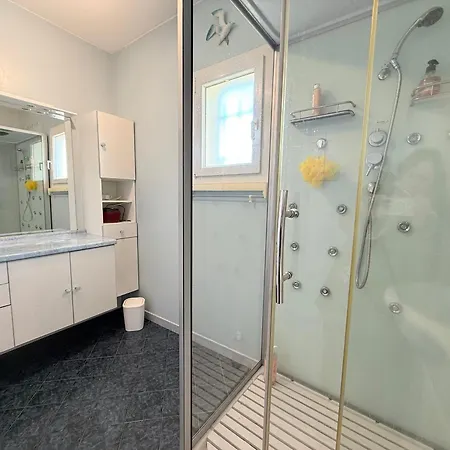Maison Familiale Proche Plages Et Commerces Avec Jardin - Fr-1-778-48 *