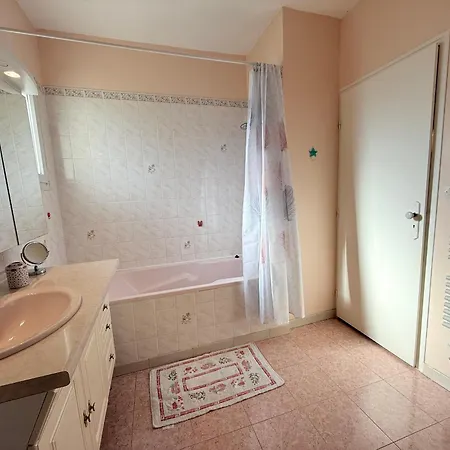 Maison Familiale Proche Plages Et Commerces Avec Jardin - Fr-1-778-48 Holiday home *