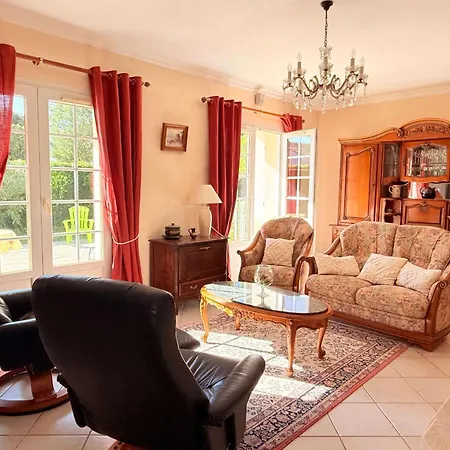 Maison Familiale Proche Plages Et Commerces Avec Jardin - Fr-1-778-48 *